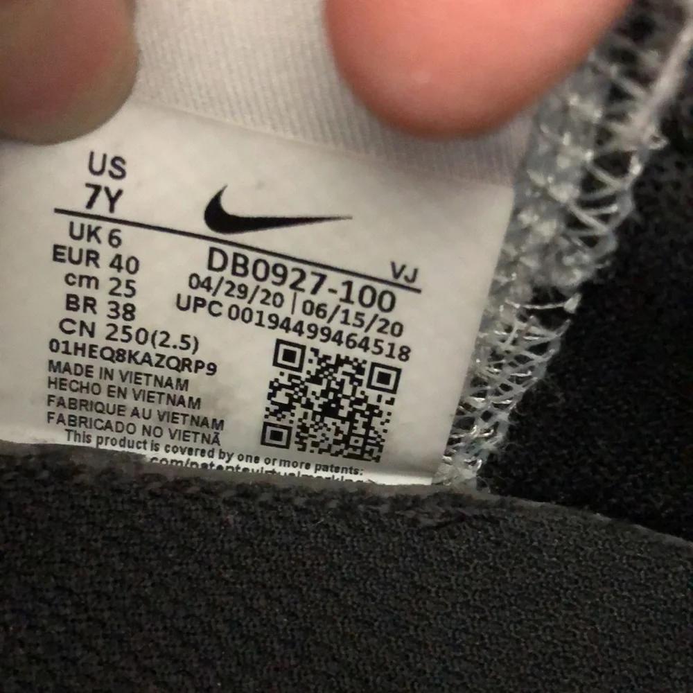 NIKE AIR RUNNING SNEAKERS MENS-BOYS (TEENS SIZE 7Y